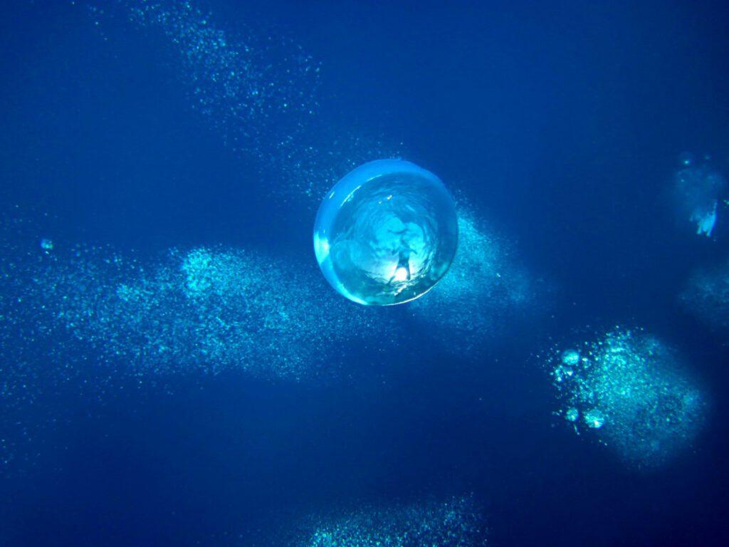 Taucher in Luftblase: Bei Schorcheln im Roten Meer in Ägypten - Marsa Alam - Coraya Bay 