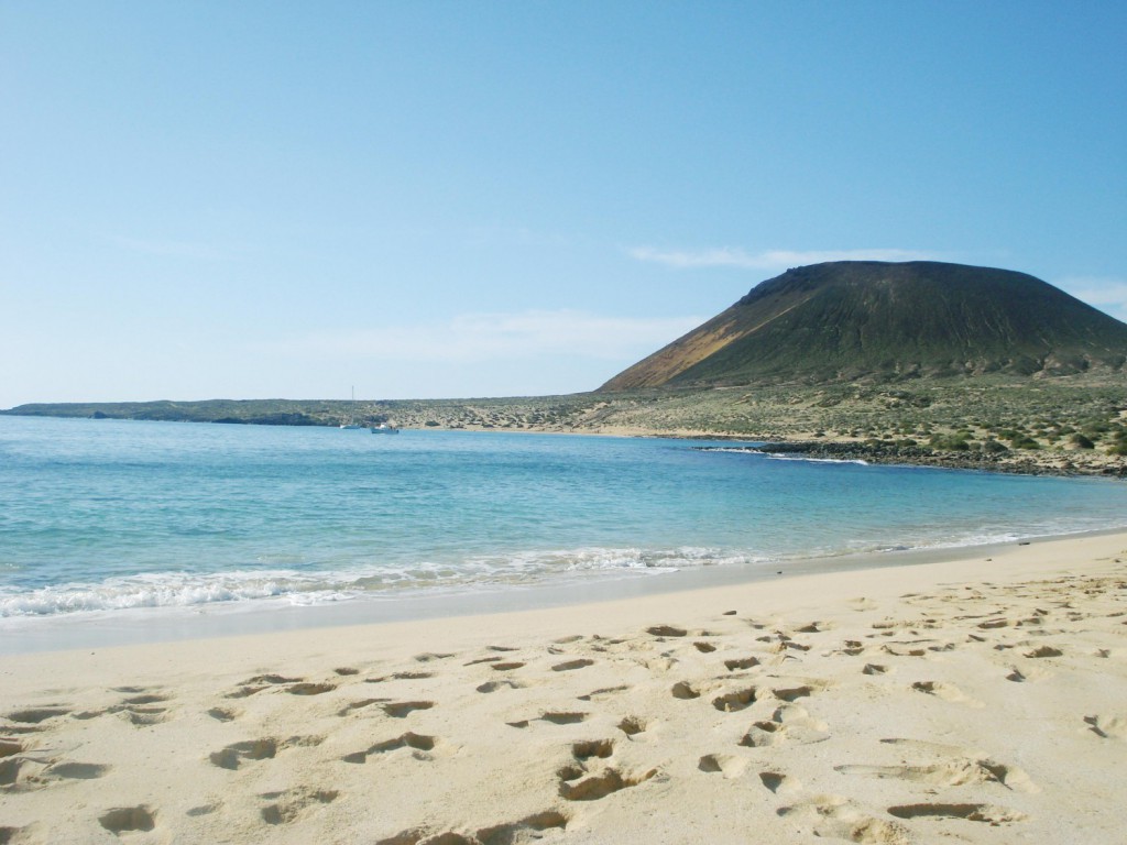 Lanzarote - Karibik-Feeling im Atlantik – die Playa de La Francesa ist einer der sechs Strände auf La Graciosa. Bildnachweis - Turismo Lanzarote