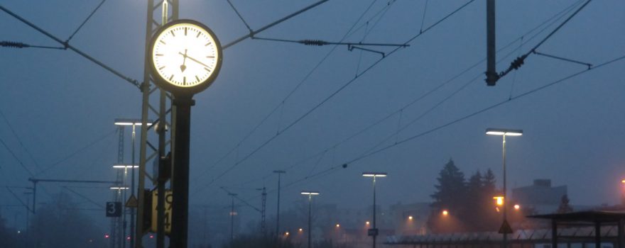 Bahn, Bahnhof, Nebel