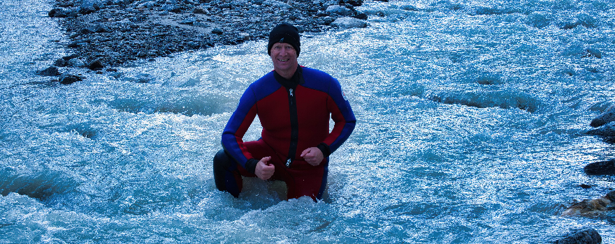 AARE YOU SERIOUS?! Abenteurer Thomas Bauer schwimmt die Aare entlang durch die Schweiz