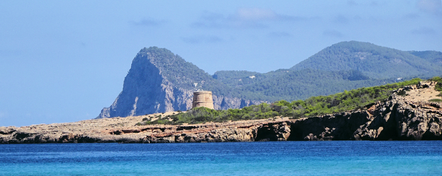 Nachhaltig durch Ibiza: Strände, Geschichte und Kutteln zum Frühstück
